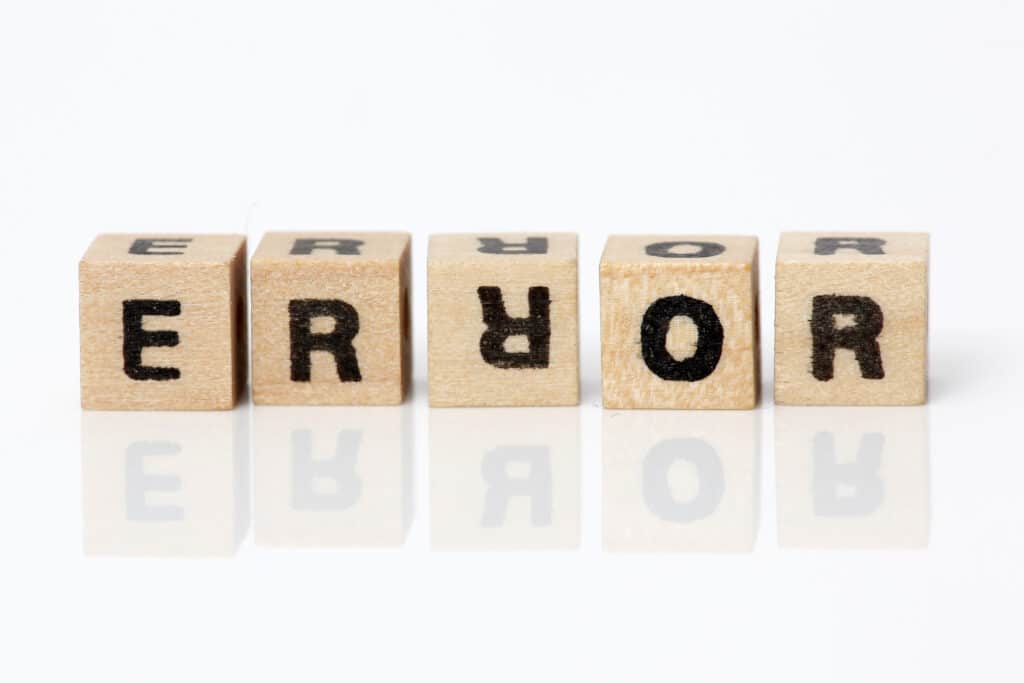 Wort "Error" (Engl: "Fehler") mit Holzwürfeln dargestellt